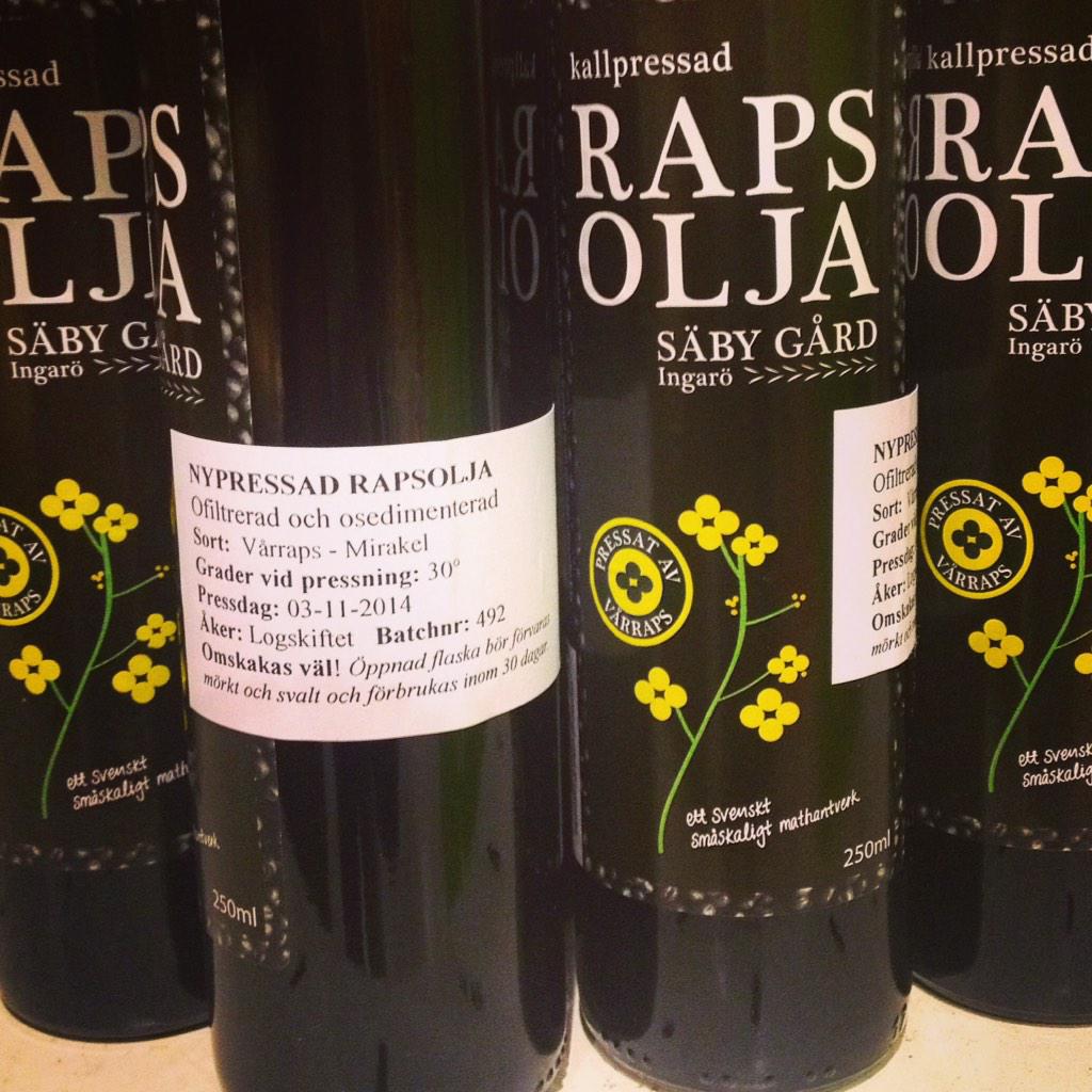 Smakriket's tweet photo. Nypressad rapsolja från Säby Gård. Osedimenterad och ofiltrerad vilket ger den en helt unik vegetativ smak. http://t.co/B9kdMJHPc9