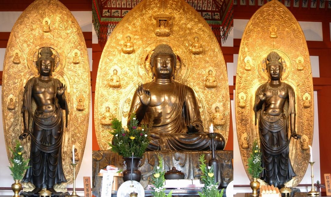 薬師寺金堂薬師三尊像：本尊の薬師如来を中央に、脇侍として右に日光