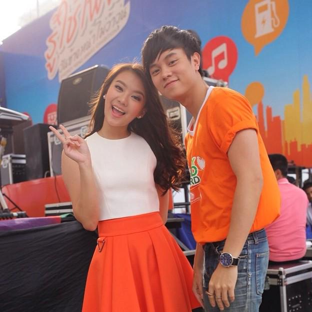 ig.nadaobangkok วันนี้พี่ต้ากับน้องขนมปังมีโชว์พิเศษมาเซอร์ไพรส์ทุกคนในงานรู้ใช้ไฟฟ้า.. วันข้างหน้าไม่ว้าวุ่นด้วยแหละ