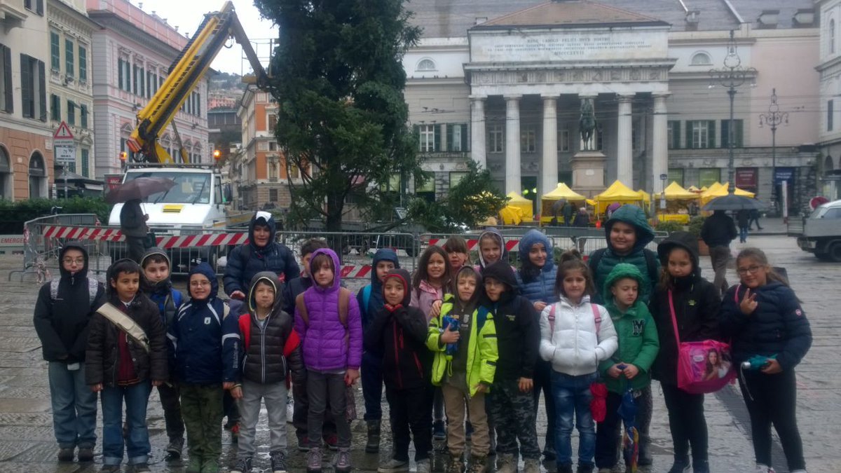 PARCO_AVETO's tweet photo. I ragazzi sc. elementare di #Rezzoaglio in visita a Genova con #parcoaveto, fieri in posa con il "loro" #AlberoNatale http://t.co/2gTuUIuVym