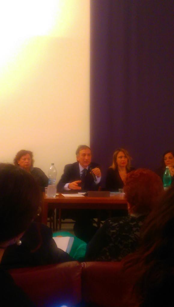 NapoliCS's tweet photo. Intervento molto interessante sull'uso dei social tra vita e lavoro @pasquale: #vocabolariosociale @rosadevivo http://t.co/moLAqaNxAN"