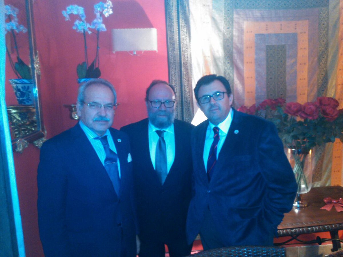 PilarDelToroRes's tweet photo. Tuvimos la agradable vista del Sr. Rector, D. Francisco González Lodeiro rector de nuestra @CanalUGR #veladaagradable http://t.co/ipzX0DdiKP