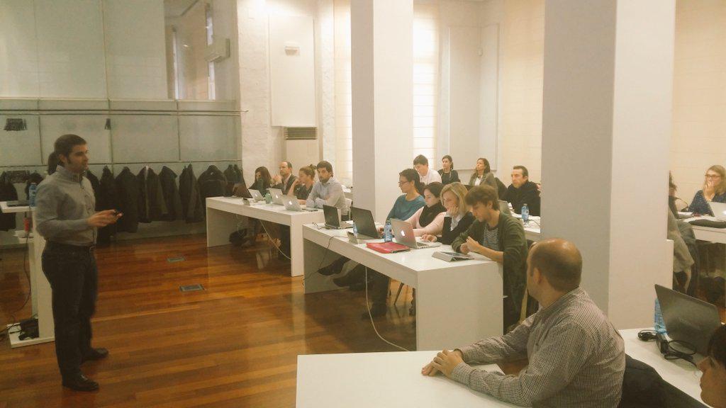 Gobalo20's tweet photo. Nadie se pierde detalle de la ponencia de @Bernat_Tirado sobre Google Adwords. #Gobalo #Adigital @ClickFormacion http://t.co/Qrq3WnQmuO