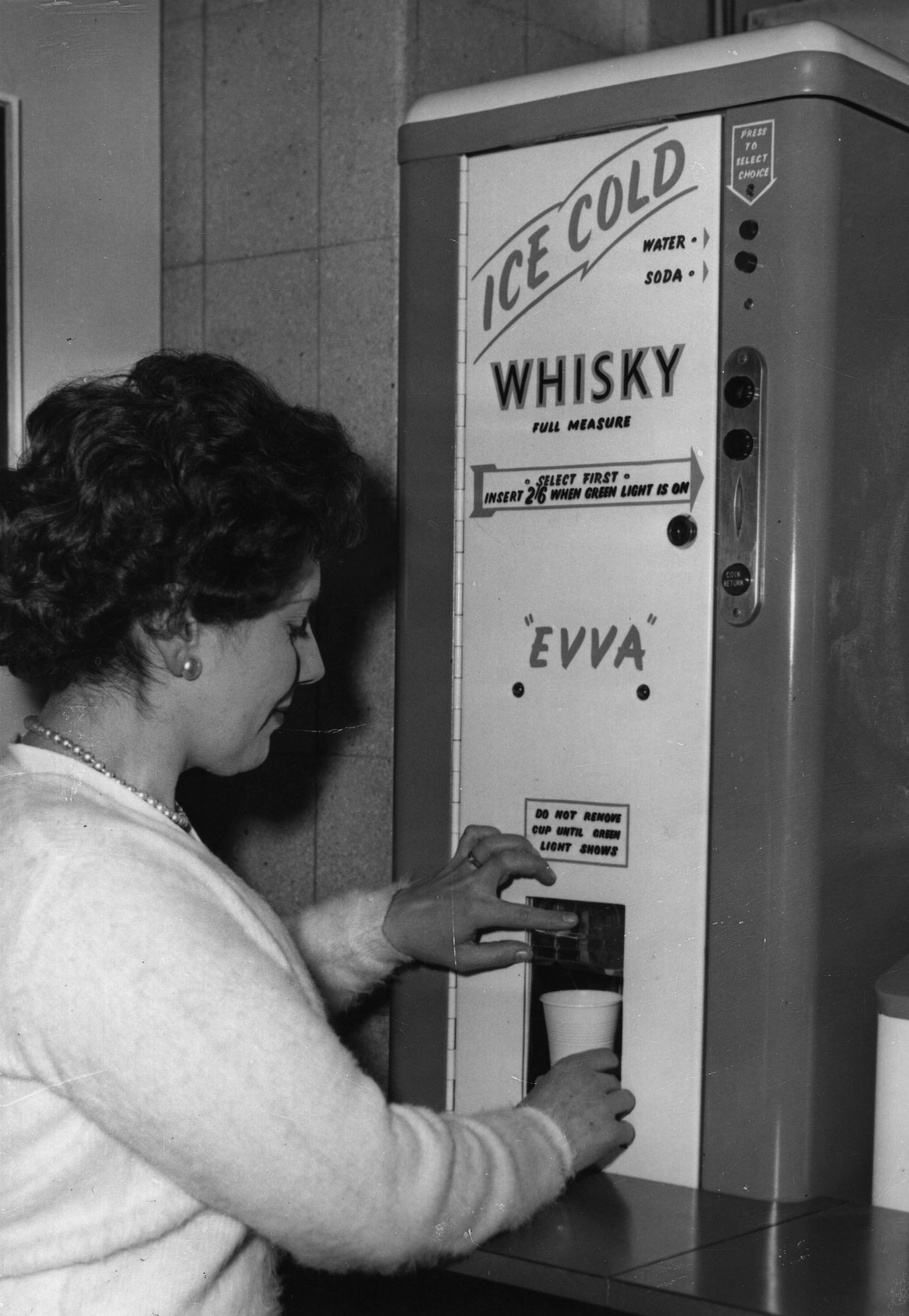 History In Pictures on Twitter "A woman helps herself to a vending
