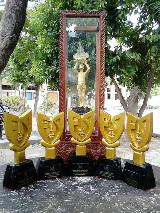 inilah dia piala yang berhasil kami rengkuh ! selamat datang di keluarga besar <a href="/TeaterTereng/">Teater TeRENG</a>