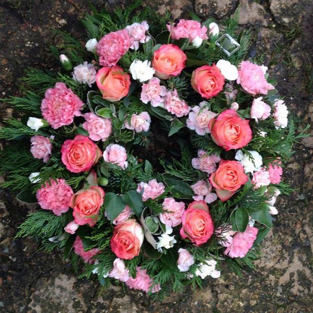 PlantMeNow's tweet photo. Get into the #Christmas Spirit this weekend and create a Christmas #Wreath!
http://t.co/N1XVsrRbMs http://t.co/Wvs6WJtCaQ