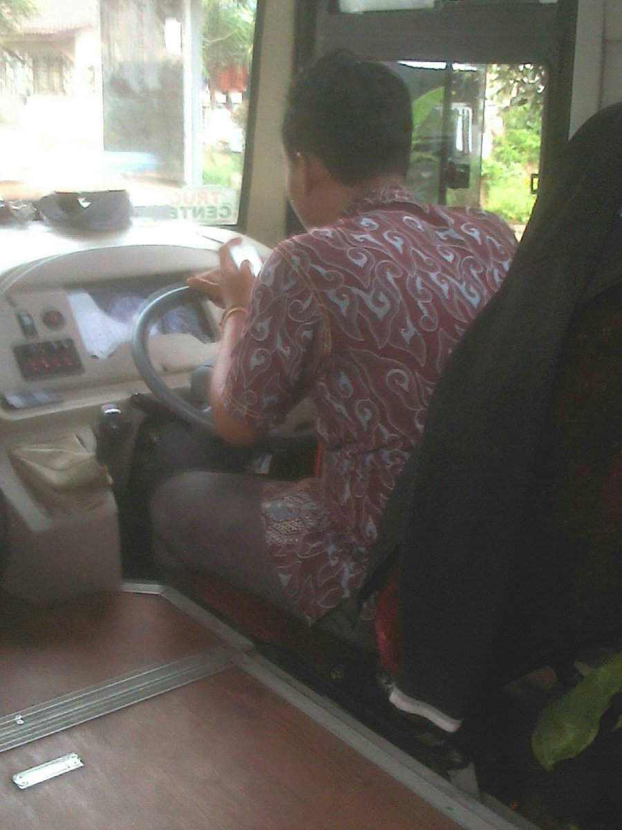 FatjarAri's tweet photo. Pak @ganjarpranowo ini protet supir BRT yg di idamkan kota semarang membuat bahaya penumpang,tolng di tindak lanjuti http://t.co/GE40mPIs6K