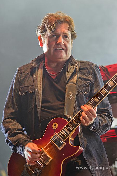 Happy 55th birthday, Charlie Burchill, best known as guitarist for the Simple Minds  Sanctify.. 