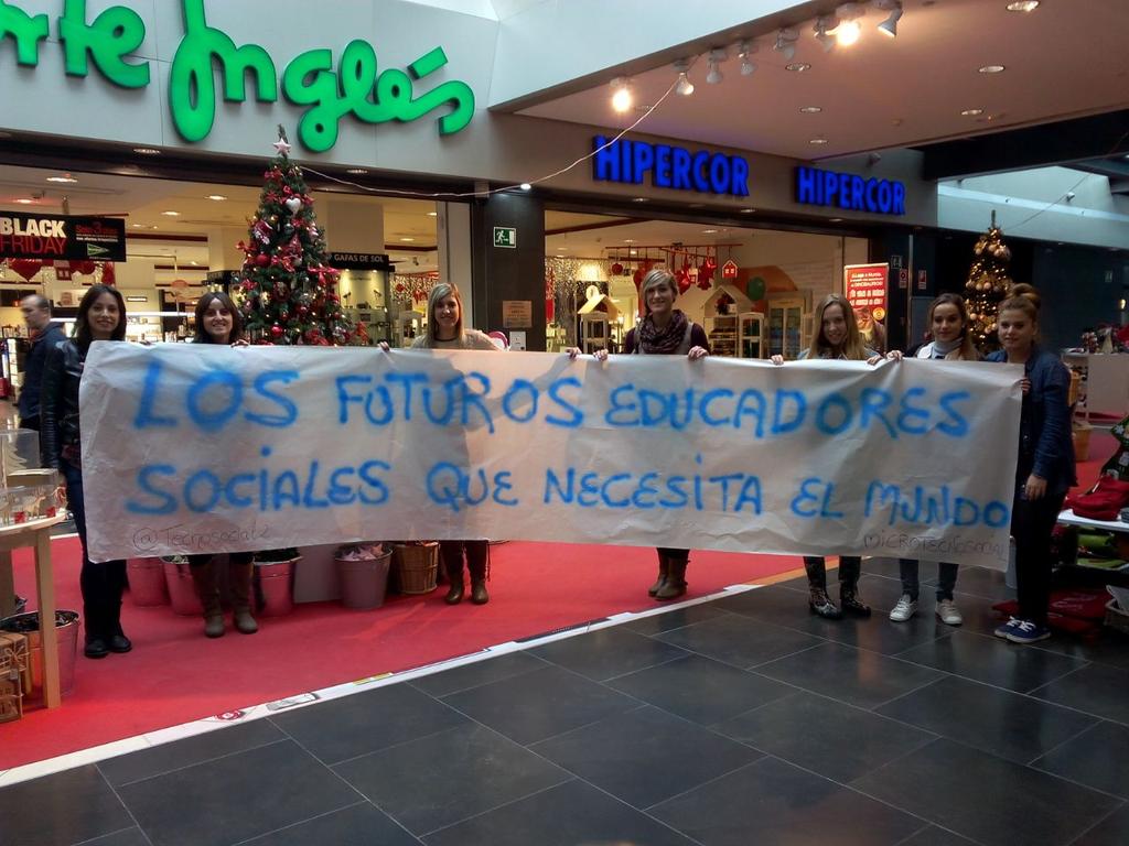 Tecnosocial2's tweet photo. #esytic1415  Dándonos a conocer, en el Tiro ya nos hemos hecho notar!!! Somos necesarios, somos educadores !!! http://t.co/3oiIAvJBIk