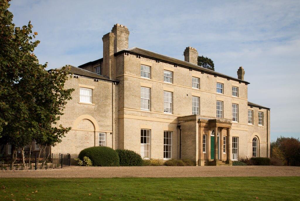 External decoration to raywell house #dulux #weathershield #exterior