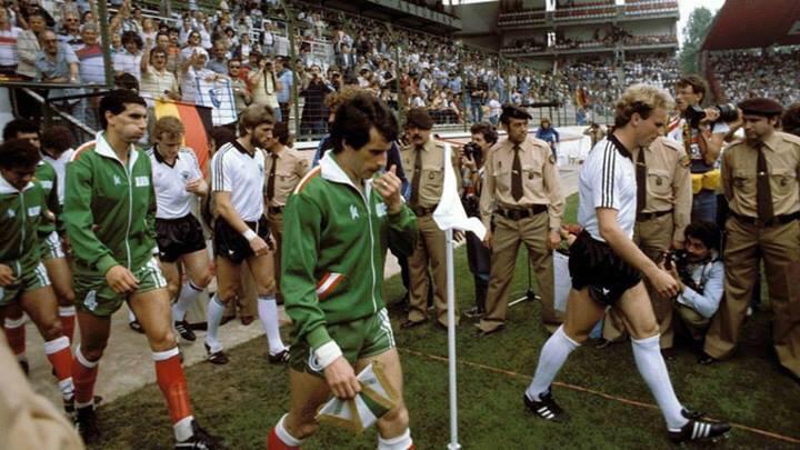 KYM7_'s tweet photo. لاعبو منتخبي الجزائر و المانيا خلال نزولهم إلى أرض الملعب في مونديال اسبانيا 1982 التي انتهت جزائرية بهدفين مقابل هدف http://t.co/6pAqYv3taS