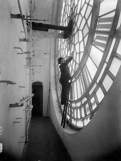 KYM7_'s tweet photo. من داخل ساعة بيغ بن 1920. http://t.co/lYJRv0FCVe