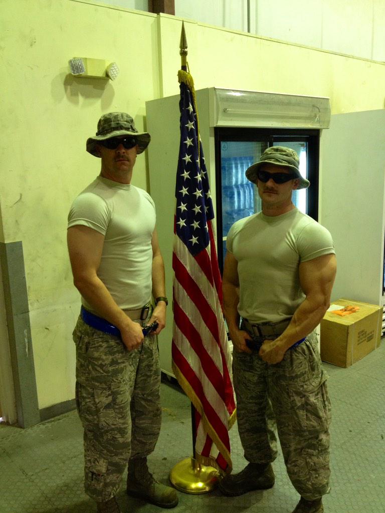 JjustinT's tweet photo. Tight tee Tuesday with my buddy Drew http://t.co/lP5pHOZDlC