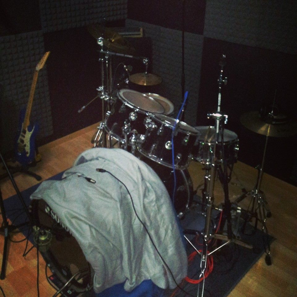 Soundwav3studio's tweet photo. Recordings for Dark Void band!Added another kick creating a tunnel making it sound fatter! #metaldrums #drumrecording http://t.co/BpetaEnvfq