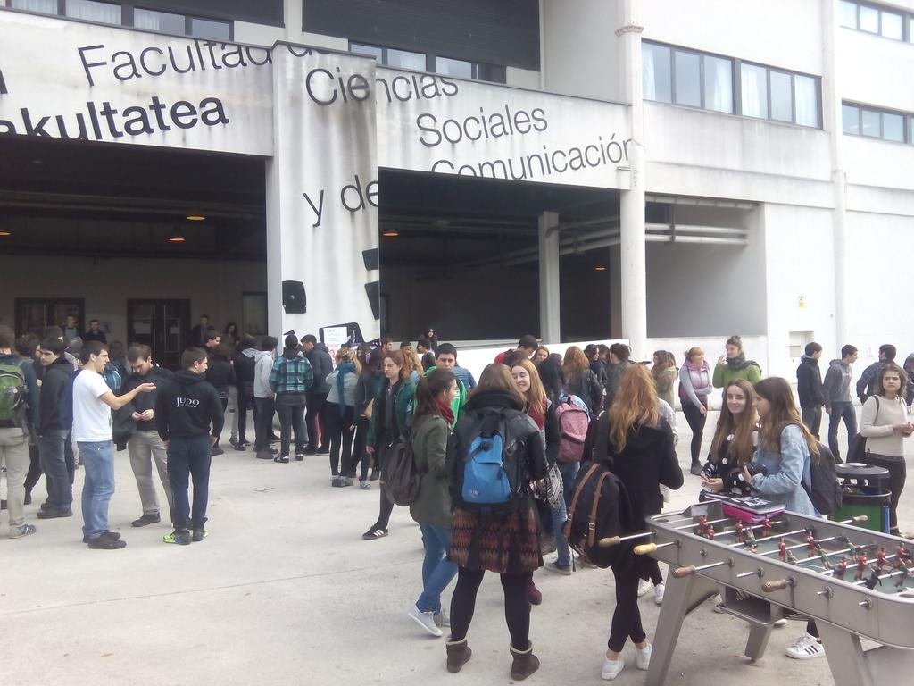 egin_klak's tweet photo. [#StopEU2015] Betetzen hasi da Mikel Laboa plaza manifestazioa hasteko 10 minutu falta direnean. http://t.co/0m24sgJgOz