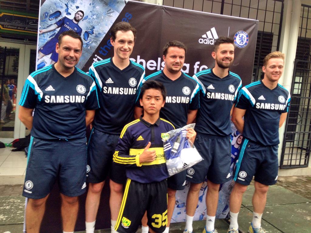 Thanks for the gift and see u soon⚽️🇬🇧 @chelseafc