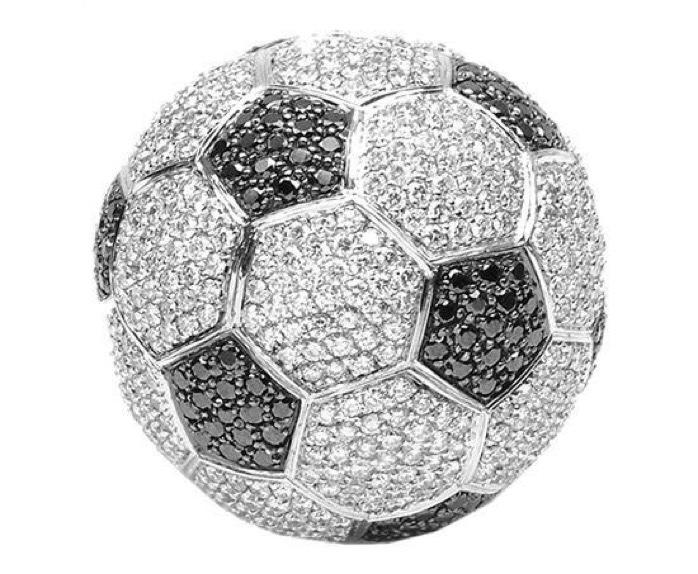 𝐄𝐝𝐠𝐚𝐫𝐬 𝐆𝐚𝐮𝐫𝐚𝐜𝐬 on X: Most Expensive Football in World by Yair  Shimansky. Made from 6620 white and 2640 black di
