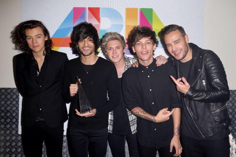 1d Fan Jp One Direction 一つの方向 復活かな笑 昔のインタビューで時髪型 について聞かれた時louが僕たちの髪型もone Directionなんだって言ってたけどこれは分かりやすい Mtvstars One Direction Http T Co Qptl3h5nxt