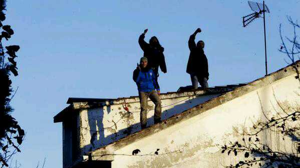 El bombero que se negó a desahuciar a la anciana, se encadena al tejado de la casa para evitar su derribo. BRAVO
