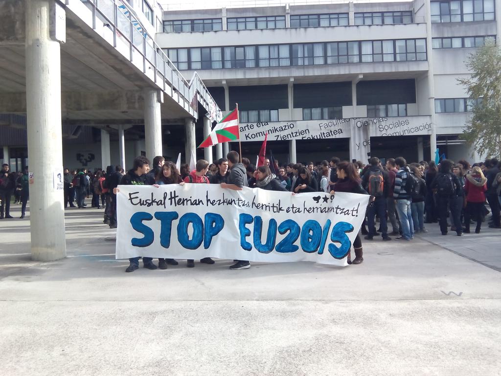 egin_klak's tweet photo. [#StopEU2015] Pankarta prest manifestaziorako. http://t.co/H2AyyXflav