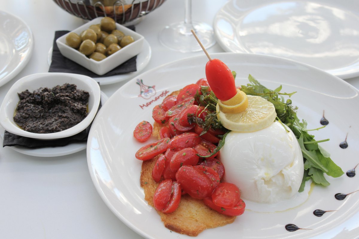 Hoy comemos una riquísima burrata de la Puglia con tostadas con tomatitos cherry confitados y albahaca, te apetece?
