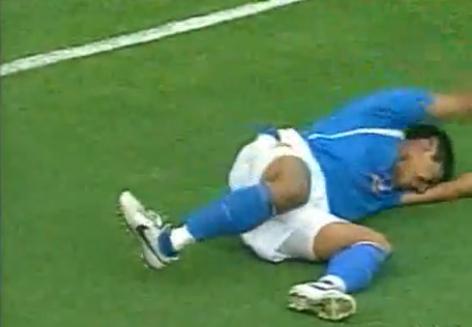 травмы на футбольном поле. шеймус коулман фото. джибриль сиссе сломал ногу. травма эдуардо в арсенале. Football leg break.