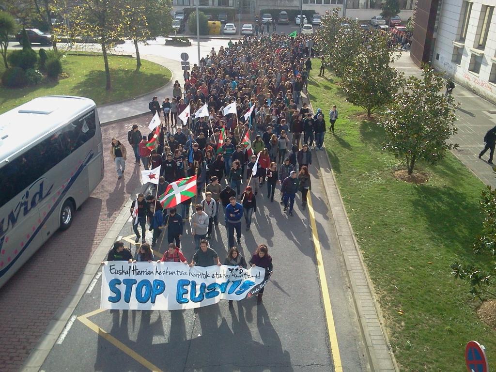 IASozialista's tweet photo. Makina bat ikasle #stopEU2015 http://t.co/L3niTp1CeQ