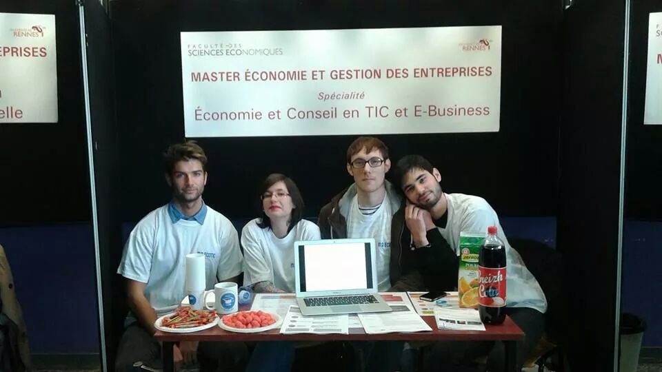 clemmadec's tweet photo. Today journée des masters ! La fine équipe #masterecotic http://t.co/w8xRUwMkDz
