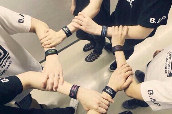 aumaim_ai's tweet photo. อยู��ดีๆน้ำตาก็ไหล T___________________T #ForeverWithBAP http://t.co/Iw7pCidVTc