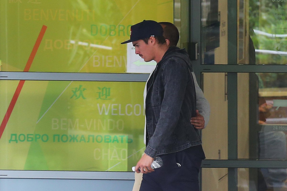 BBCSport's tweet photo. Shane Warne leads calls to support fast bowler Sean Abbott after the death of Phillip Hughes http://t.co/WY1dzbzZnA http://t.co/EXFU2ZyeV0