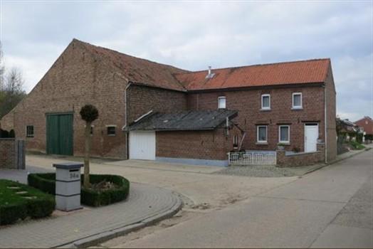 RGImmo's tweet photo. Rustig gelegen te renoveren woning met schuren gelegen te Borgloon. Interesse? Stuur DM of contacteer ons kantoor. http://t.co/oxES3PN3Qh