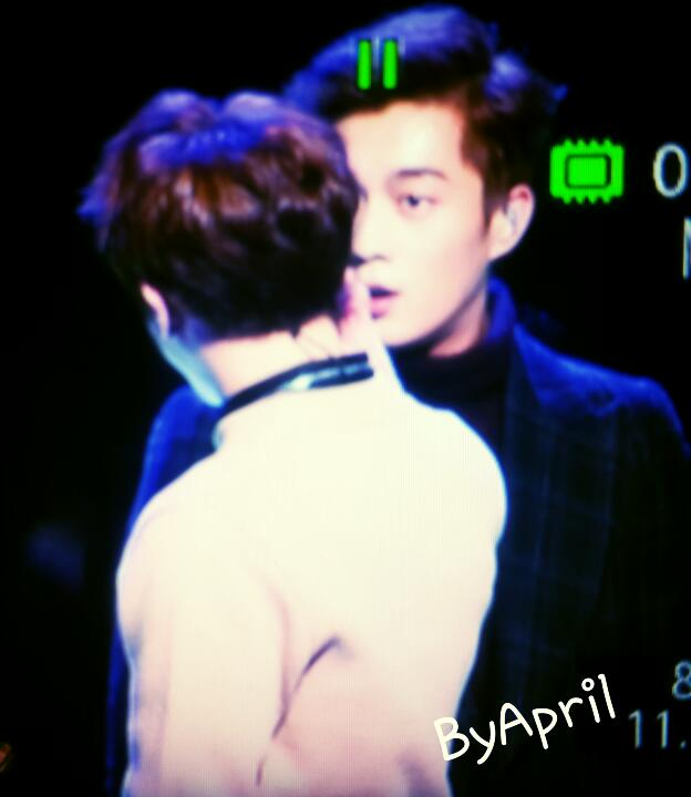 dooseobholic's tweet photo. RT @_byapril: 141127 국방부 연주회 인이어가 잘 안들리었는지(?) 이야기 하는 두준이와 요섭이 #비스트 #12시30분 http://t.co/2Px2up7E4j