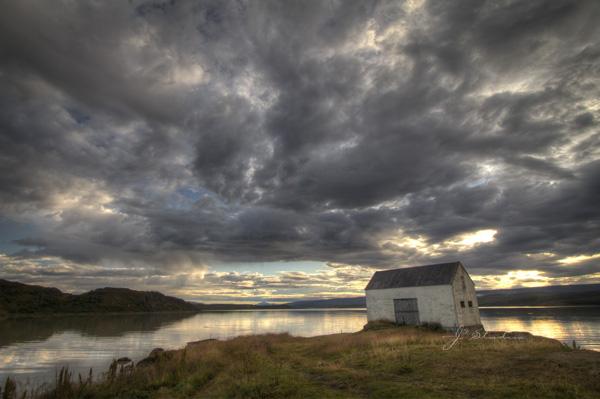 j2_studios's tweet photo. Beautiful sunset #Iceland #lakesidehouse @Icelandair #traveliceland http://t.co/34wbJqvQ79