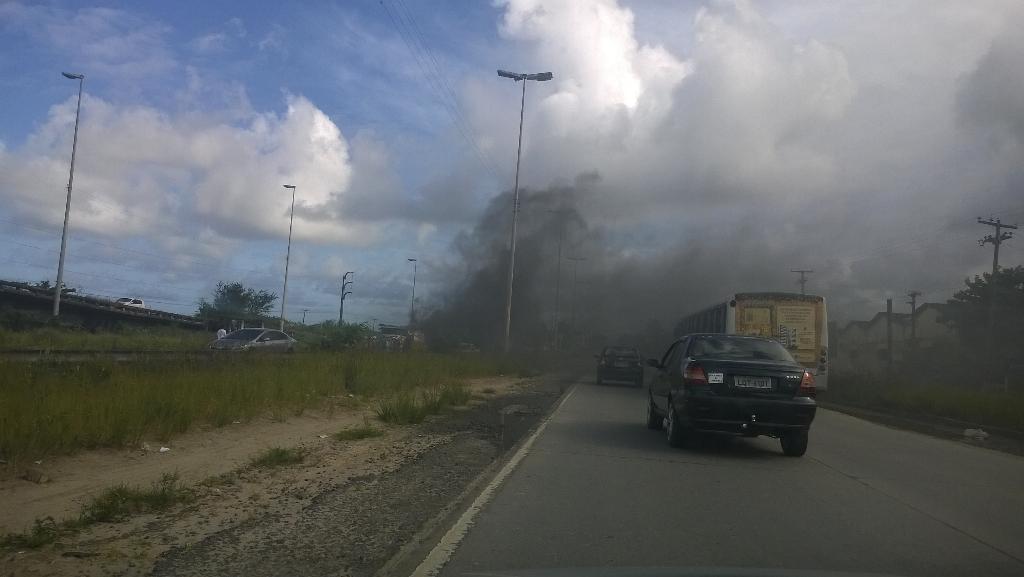 NewCompany's tweet photo. @jctransito começa agora protesto em frente a justiça federal na Av Recife sentido CDU http://t.co/EQf3Ee0zXn