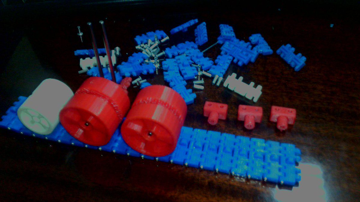 HackspaceTgn's tweet image. Печатаем в #HackSpace гусеничную платформу для робота.