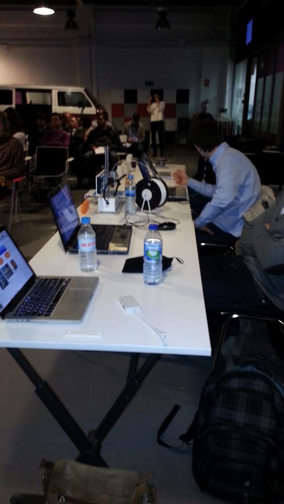 Sabimad's tweet photo. #TechConsDay ya puedes vernos comenzamos 18.30 http://t.co/QM1j7JLnqE http://t.co/GAYvpL0PFK http://t.co/7s8fzUTlUc