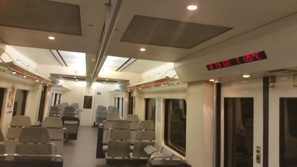 homoperplexus's tweet image. Acojonado stoy, solo en un vagón a las 7 de la tarde y con 5 grados. Tengo Twitter jajaja