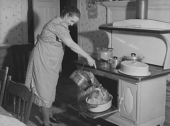 THTjournal's tweet photo. HAPPY THANKSGIVING DAY!  Photograph by Jack Delano, 1940. #history #holidays #historyteacher  http://t.co/h2GBlnNqe0 http://t.co/l1TcZuDcmw