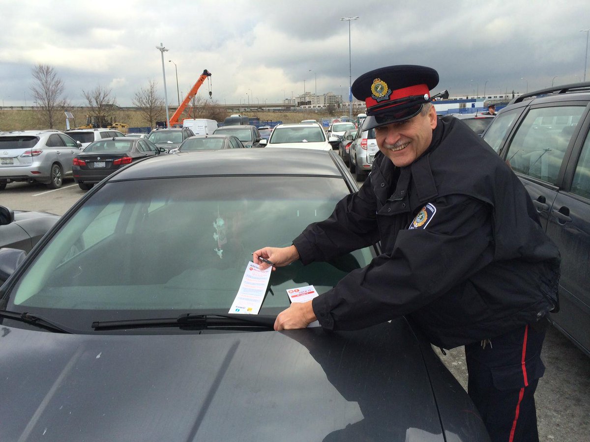 HaltonPolice's tweet photo. Constable Dinsmore reminding a motorist to #LockItOrLoseIt @OACPOfficial http://t.co/vn6ZvdQ4yz #hidevaluables ^cc http://t.co/SiKNfvtIF5