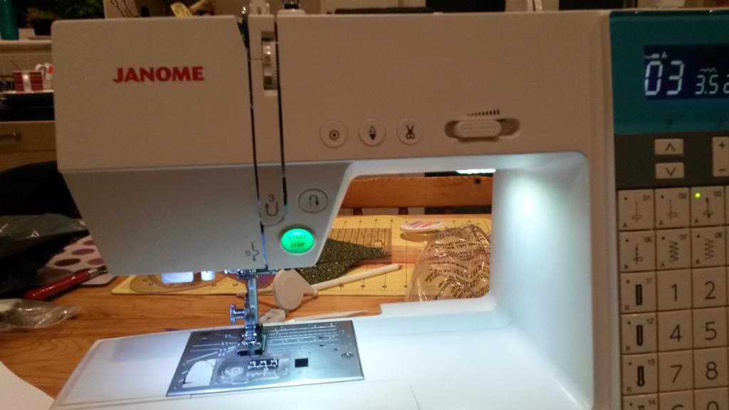 Souziykew's tweet image. It's here! #newsewingmachine. No dinner tonight.  I'm sewing!