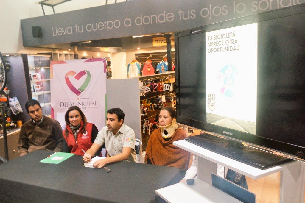 TodoDeporteDgo's tweet photo. Hoy ante medios @DurangoTrek da a conocer movimiento #UnidosPor2Ruedas y su campaña #TuBicicletaMereceOtraOportunidad http://t.co/UeUN2u9Tzi