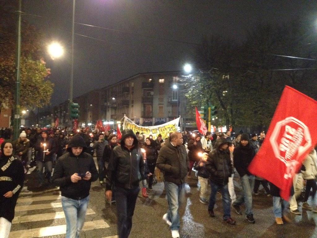 AnarcAntifa's tweet photo. Hundreds in demo #stopsfratti in the street of #Milano #sansiro against eviction housing policy @Abitantisansiro >>> http://t.co/FsxwXjCL9j