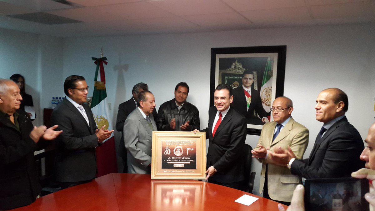 FederacionAJB's tweet photo. Entrega del Reconocimiento al Mérito Social al Sub Secretario del Trabajo Rafael Adrián Avante Juárez @avanterafael http://t.co/ntXT0XGZBi