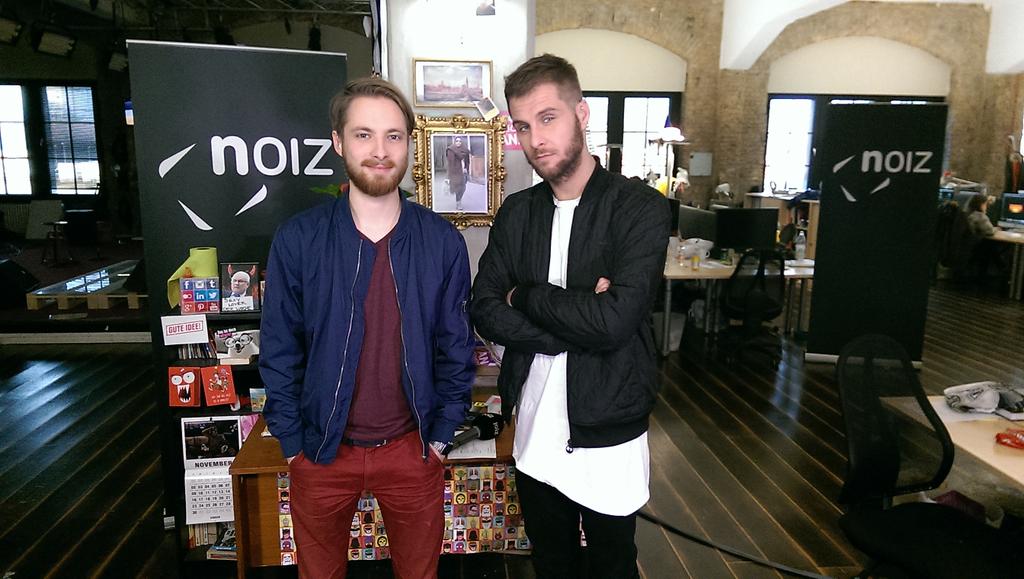 NOIZ_de's tweet photo. Weil @jk_zwitschert beim @koolsavas Konzert moderiert (ab 20 Uhr), ist @MauriceGajda heute an @NichtTomJones Seite 😉 http://t.co/63nUbPEIdf
