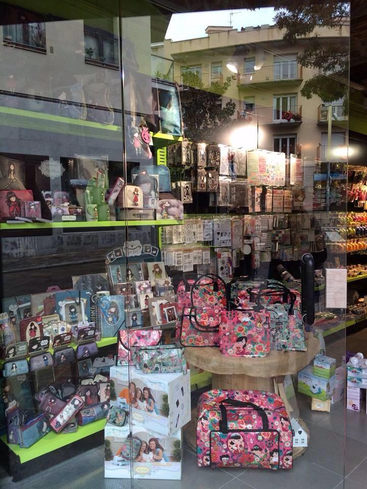 Mireu quin goig que fa la botiga des de fora!!