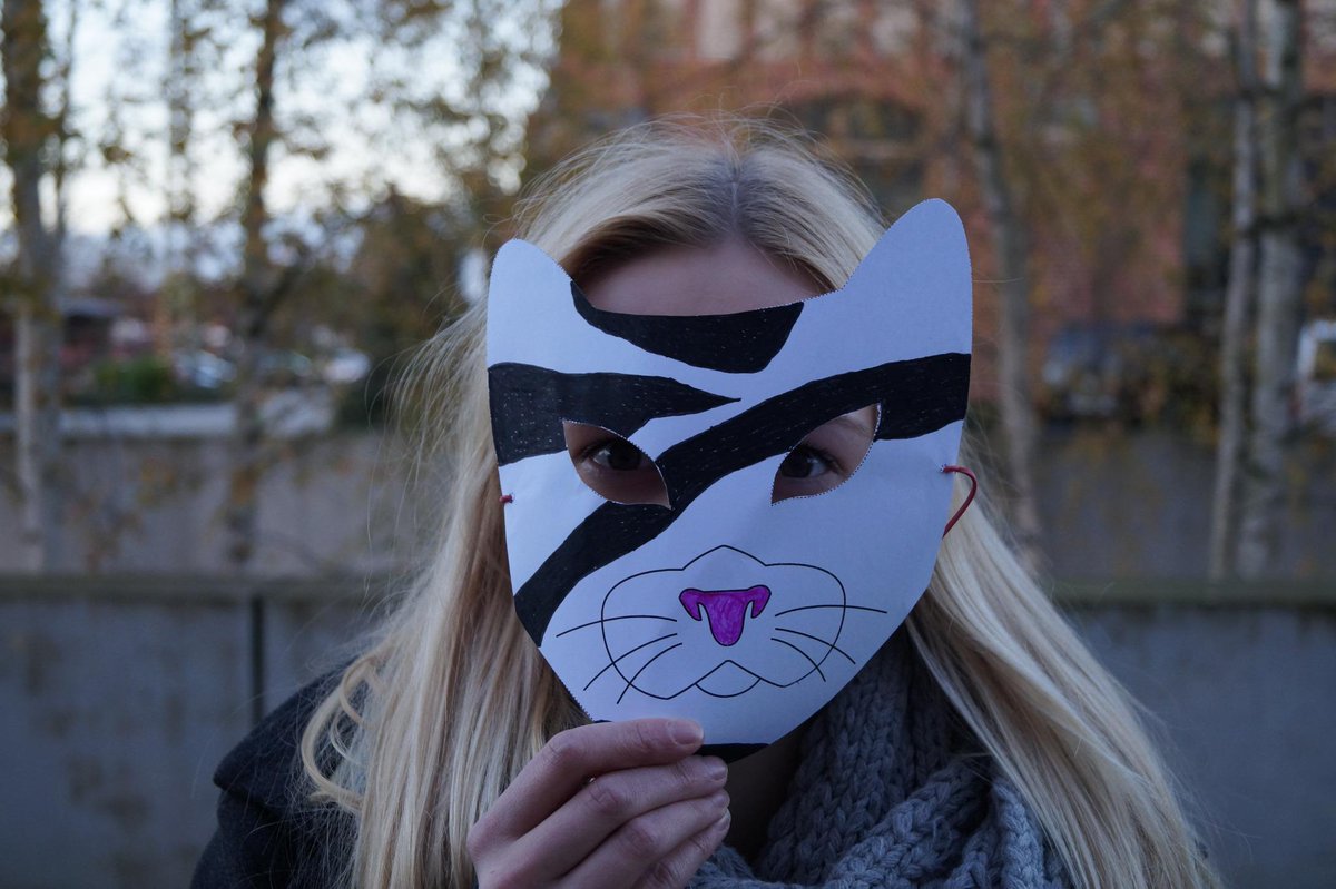 katzen_lobby's tweet photo. @RicciSimonetti WIR fiebern mit! Das #Accessoire im Winter: die #Katzenmaske! http://t.co/myb3q3XNAG #dontkillourcats http://t.co/hhn1yFExgE