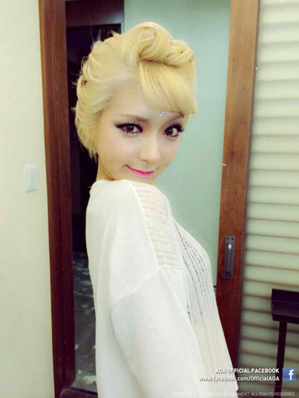 ForZeeNunew_'s tweet photo. โชอา AOA แต่งเป็นเอลซ่า เหมือนซะยิ่งกว่าเหมือน สวยมากๆ 👏👏👏👏👏 http://t.co/seD4obHLwX