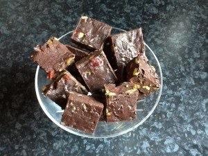 vanilla_bake's tweet photo. #homemade #chocolate #pistschio #cranberry #fudge #festivebaking #gifting #vanillabakeclub http://t.co/Qj4hErXWUZ