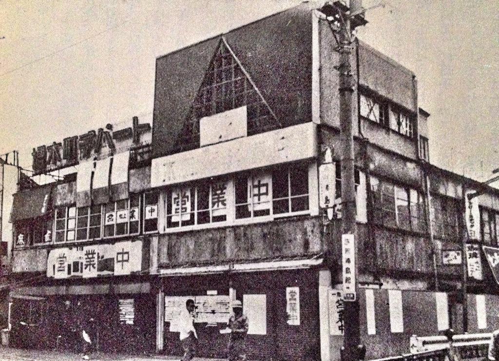 娼家の手帖 Ar Twitter 桜木町デパート亡き後 一部の店舗は長者町 の エイトセンター へ移転する 写真は1998年の 夜のコーナー 看板下の横山剣氏 戦後闇市の屋台に始まった野毛のdnaは桜木町デパート エイトセンターへと受け継がれ 健さんと剣さんが交差する 娼家の手帖 Ar Twitter 桜木町デパート亡き後 一部の店舗は長者町 の エイトセンター へ移転する 写真は1998年の 夜のコーナー 看板下の横山剣氏 戦後闇市の屋台に始まった野毛のdnaは桜木町デパート エイトセンターへと受け継がれ 健さんと剣さんが交差する