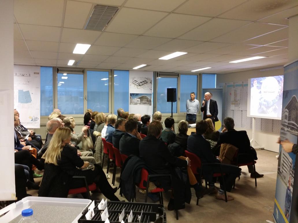 CarlienVruwink1's tweet photo. Nieuwbouw #mst blijft veel geïnteresseerden trekken! Volle zaal @BusinessClub83 op bezoek vanmiddag! #duravermeer http://t.co/WQkB0KfNU9